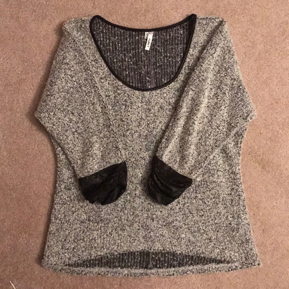 Studio Y medium grey/gray sweater.